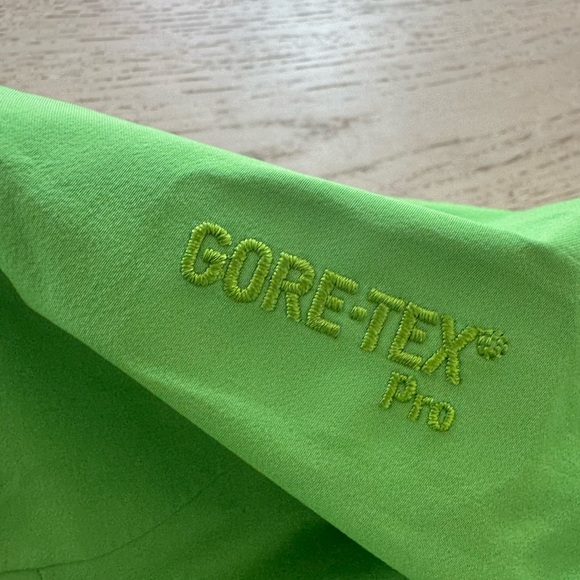 Arcteryx Beta AR in Rare Color | Goretex PRO | women’s L - Picture 7 of 13